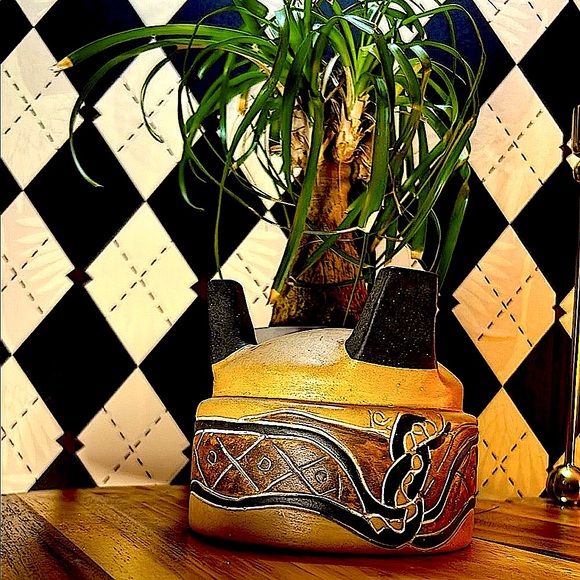 Vintage Tripod Pottery with Primitive Snake Motif - Never Used - Picture 4 of 11